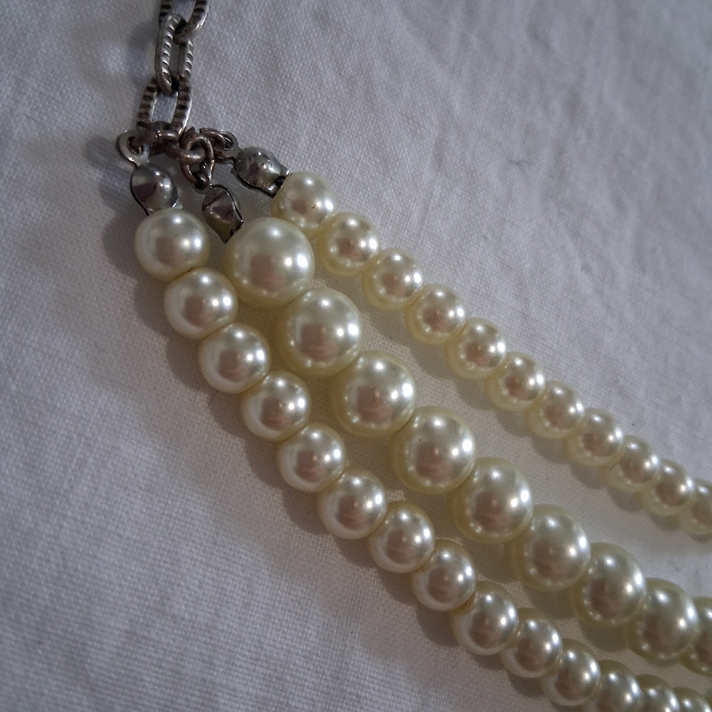 Cream Pearl Necklace 6$